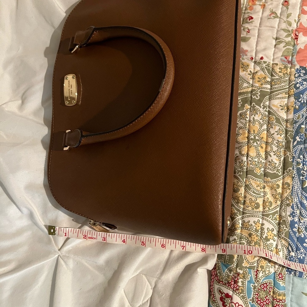 ‼️Last Chance: Donating
Michael Kors Tan Shoulder Bag - Picture 15 of 16